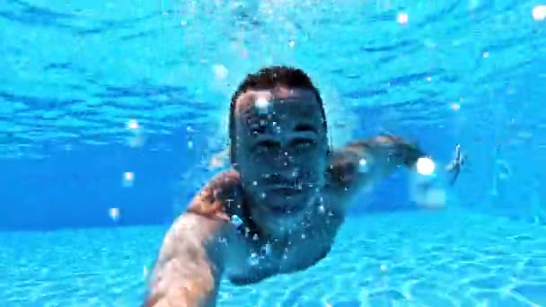 Homme Nage Avec Une Caméra Sous Marine Dans Piscine Fond — Video