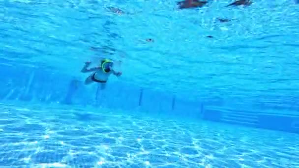 Undervattenskameran Filmar Pojke Poolen Liten Pojke Dykning Med Mask Vattnet — Stockvideo
