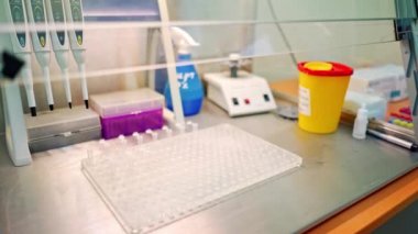 Laboratuvarda kan örneği toplamak için vakum tüpleri. Araştırma laboratuarında elinde kan tüpü testi tutan teknisyen.