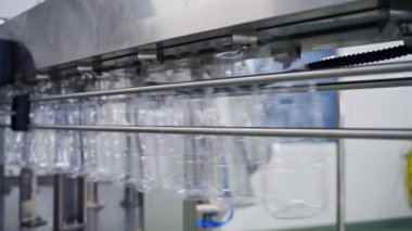 Plastik şişeler sütle doluyor. Süt, süt fabrikasındaki plastik şişelere dökülüyor.