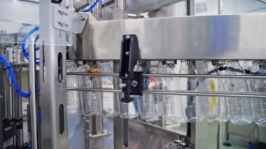 Plastik şişeler sütle doluyor. Süt, süt fabrikasındaki plastik şişelere dökülüyor.