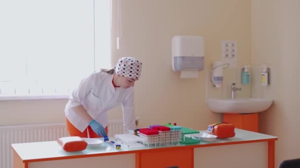 Mooie Jonge Medische Verpleegster Het Laboratorium Lab Assistent Medisch Uniform — Stockvideo