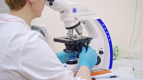 Laboratoriumassistent Met Microscoop Medisch Centrum Vrouwelijke Wetenschapper Die Onderzoek Doet — Stockvideo