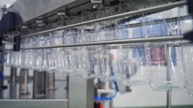 Plastik şişeler sütle doluyor. Süt, süt fabrikasındaki plastik şişelere dökülüyor.