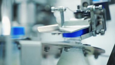 Plastik şişeler sütle doluyor. Süt, süt fabrikasındaki plastik şişelere dökülüyor.