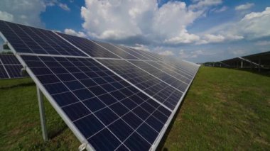 Güneş panelleri. Elektrik santrali. Ekolojik yenilenebilir enerji kaynağı.