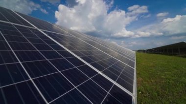 Güneş panelleri. Elektrik santrali. Ekolojik yenilenebilir enerji kaynağı.