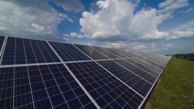 Güneş panelleri. Elektrik santrali. Ekolojik yenilenebilir enerji kaynağı.