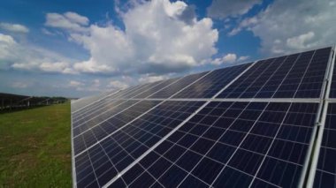 Güneş panelleri. Elektrik santrali. Ekolojik yenilenebilir enerji kaynağı.