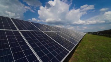 Güneş panelleri. Elektrik santrali. Ekolojik yenilenebilir enerji kaynağı.