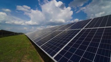 Güneş panelleri. Elektrik santrali. Ekolojik yenilenebilir enerji kaynağı.