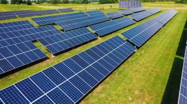 Güneş panelleri. Elektrik santrali. Ekolojik yenilenebilir enerji kaynağı.