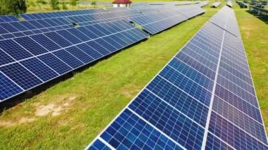 Güneş panelleri. Elektrik santrali. Ekolojik yenilenebilir enerji kaynağı.