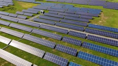 Güneş panelleri. Elektrik santrali. Ekolojik yenilenebilir enerji kaynağı.