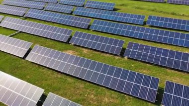 Güneş panelleri. Elektrik santrali. Ekolojik yenilenebilir enerji kaynağı.