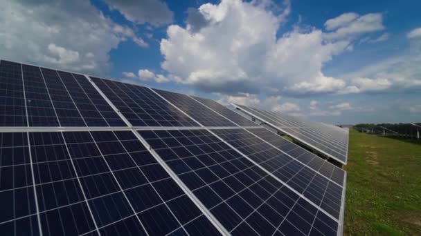 Ηλιακοί Συλλέκτες Σταθμός Παραγωγής Ενέργειας Πηγή Οικολογικής Ανανεώσιμης Ενέργειας — Αρχείο Βίντεο