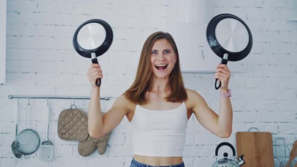 Jeune Femme Amuser Avec Des Poêles Frire Dans Cuisine Tout — Video