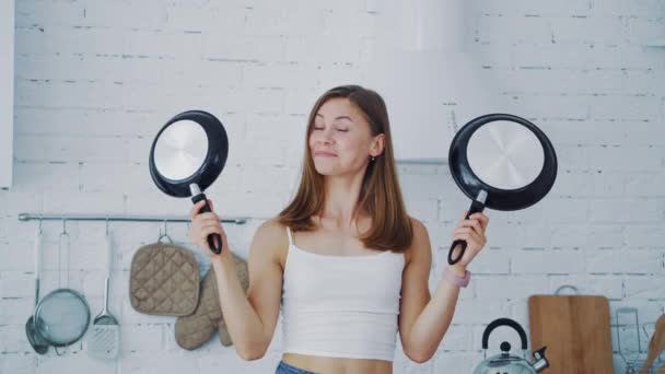 Jeune Femme Amuser Avec Des Poêles Frire Dans Cuisine Tout — Video