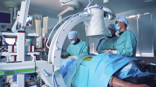 Nowoczesne Tło Sprzętu Proces Operacyjny Praca Zespołowa Chirurgów Wykonujących Operację — Wideo stockowe