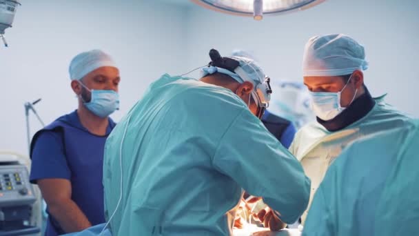 Processo Operacional Especialistas Homens Cirurgiões Uniforme Especial Com Luvas Estéreis — Vídeo de Stock
