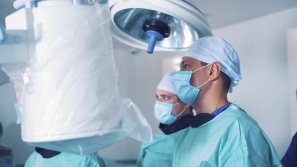 专业神经外科医生负责这项手术 手术室的专家团队合作 外科医生使用特殊的医疗仪器进行治疗 — 图库视频影像