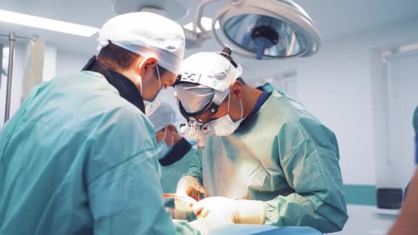 Νευροχειρουργική Ειδικός Βοηθούς Κατά Διάρκεια Της Επιχείρησης Ομάδα Χειρουργών Που — Αρχείο Βίντεο