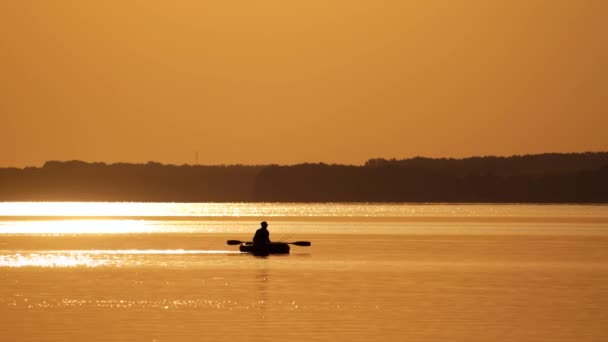 Viejo Pescador Barco Sobre Fondo Naranja Atardecer Hermoso Río Noche — Vídeos de Stock