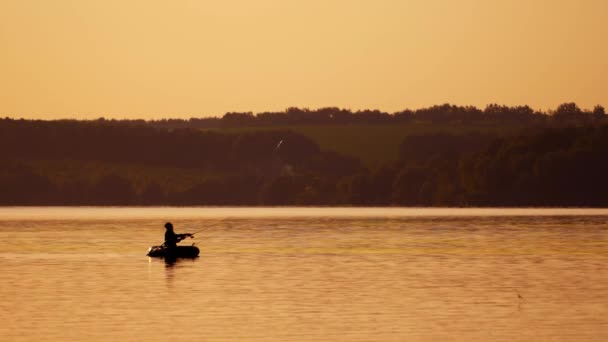 Silhouet Van Visser Een Boot Natuurlijke Landelijke Avond Achtergrond Prachtige — Stockvideo