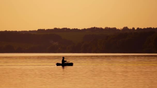 Σιλουέτα Ενός Άντρα Καλάμια Ψαρέματος Στη Μέση Της Λίμνης Ηλιοβασίλεμα — Αρχείο Βίντεο