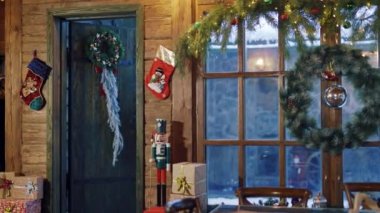 Noel Baba kapıyı açar ve evine girer. Mutlu çocuklar ve periler Noel süslemeli odada Noel Baba 'ya koşuyorlar..