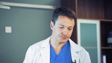 Erkek doktor röntgen analizi yapıyor. Doktor, hastanın göğüs röntgenini inceliyor.