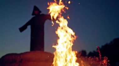 Ateş yakma ayini sırasında mantoda siyah cadı, Cadılar Bayramı konsepti