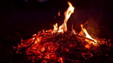 Ateş yakma ayini sırasında mantoda siyah cadı, Cadılar Bayramı konsepti