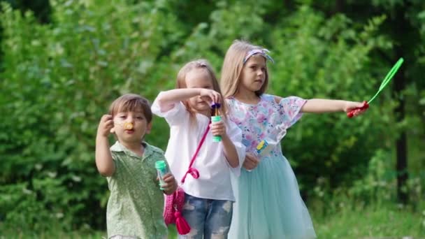 Kinderen Met Bellenblazer Hun Handen Natuur Twee Kleine Meisjes Een — Stockvideo