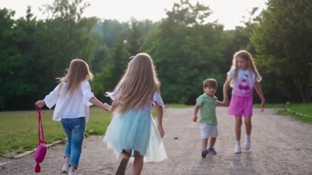 Radostné Děti Pozadí Zelených Stromů Létě Dívky Malý Chlapec Vesele — Stock video
