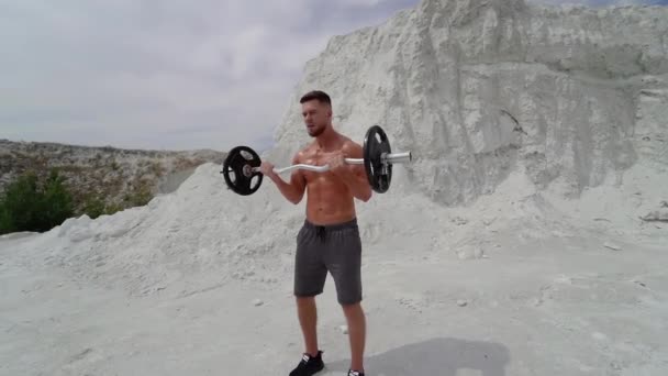 Blanke Serieuze Bodybuilder Training Buiten Berg — Stockvideo