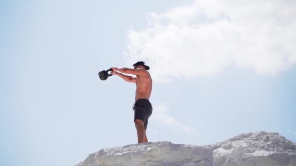 Caucasien Grave Bodybuilder Formation Plein Air Sur Montagne — Video