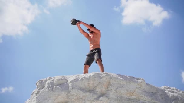 Kaukasische Ernsthafte Bodybuilder Training Freien Auf Dem Berg — Stockvideo