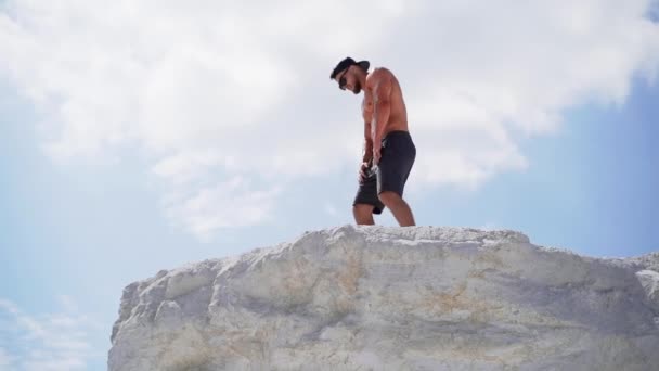 Kaukasische Ernsthafte Bodybuilder Training Freien Auf Dem Berg — Stockvideo