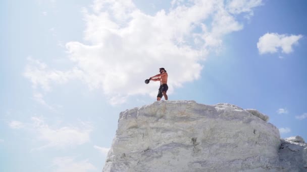 Kaukasische Ernsthafte Bodybuilder Training Freien Auf Dem Berg — Stockvideo