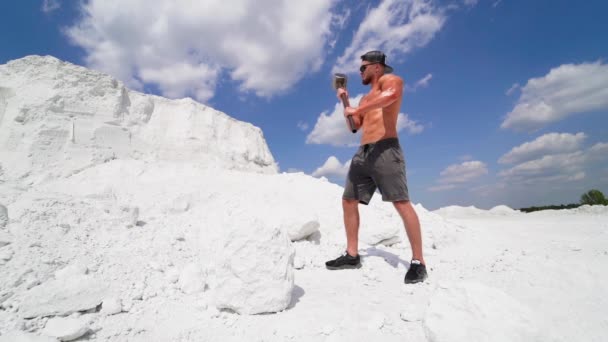 Beyaz Tenli Ciddi Vücut Geliştirici Dağda Açık Havada Eğitim Görüyor — Stok video