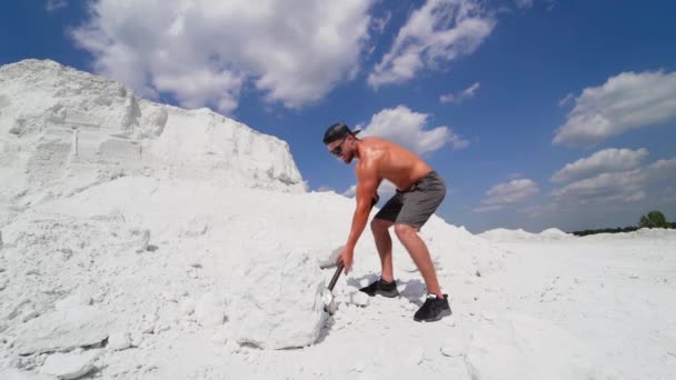 Caucásico Grave Culturista Entrenamiento Aire Libre Montaña — Vídeo de stock