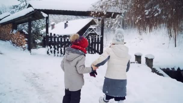 Μικρά Παιδιά Έρχονται Στην Ξύλινη Πύλη Χειμώνα Πίσω Όψη Των — Αρχείο Βίντεο