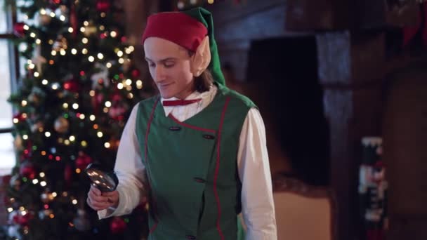 Człowiek Elf Szkłem Powiększającym Wewnątrz Urządzonego Pokoju Zaskoczony Elf Patrzy — Wideo stockowe
