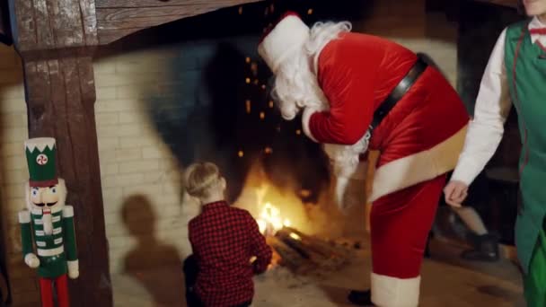 Santa Traje Rojo Con Niños Cerca Chimenea Santa Claus Muestra — Vídeos de Stock