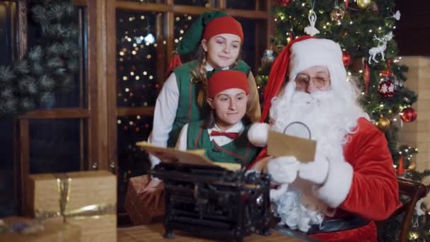 Moș Crăciun Doi Elfi Fundal Decorat Crăciun Moș Crăciun Uită — Videoclip de stoc