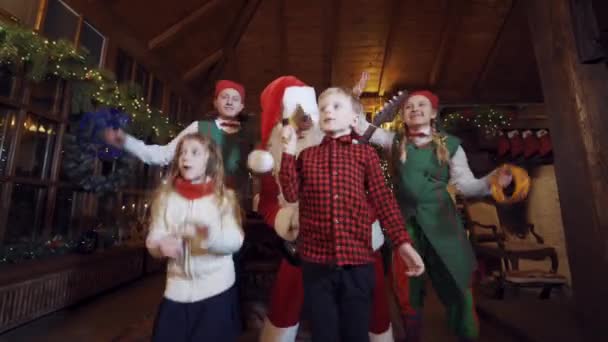 Copii Fericiți Personaje Zână Care Dansează Camera Decorată Crăciun Sărbătoare — Videoclip de stoc