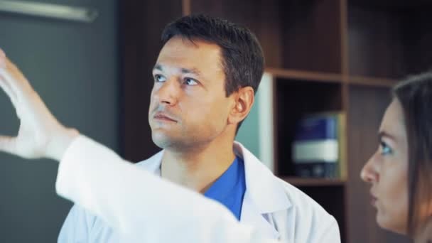 Een Mannelijke Dokter Die Röntgenfoto Analyseert Doctor Die Röntgenfoto Borst — Stockvideo