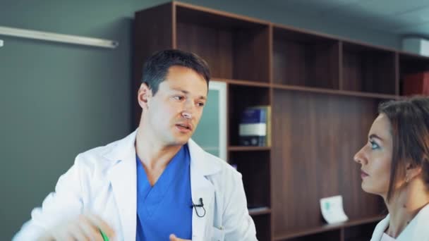 Arzt Analysiert Röntgenbild Arzt Untersucht Brust Röntgenfilm Des Patienten — Stockvideo