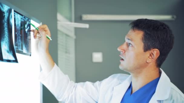 Een Mannelijke Dokter Die Röntgenfoto Analyseert Doctor Die Röntgenfoto Borst — Stockvideo